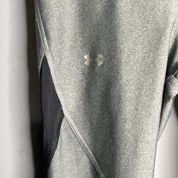 Under Armour Gray and Black Compression Cropped Leggings Size Medium - Picture 3 of 7